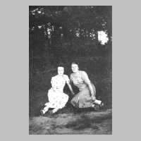110-0040 September 1938 in Warnien. Ursula Scharwies und Ruth Kerschus.jpg